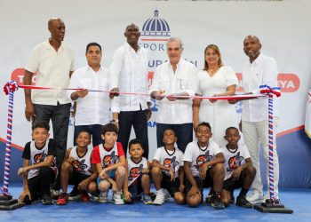 Abinader inaugura techado multiuso del Club La Tribu y reactiva agenda comunitaria en La Romana