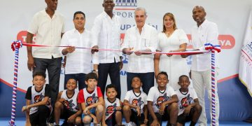 Abinader inaugura techado multiuso del Club La Tribu y reactiva agenda comunitaria en La Romana