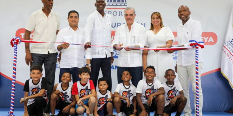 Abinader inaugura techado multiuso del Club La Tribu y reactiva agenda comunitaria en La Romana