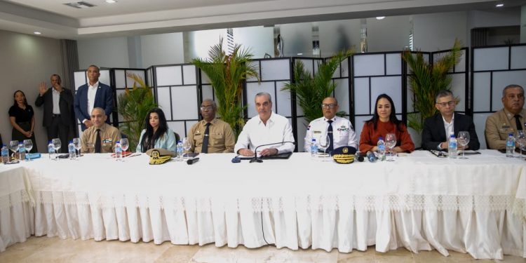 Abinader refuerza estrategias de seguridad en encuentro de alto nivel con autoridades civiles y militares