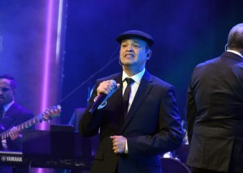 Alex Bueno enaltece el amor femenino con un innovador videoclip en salsa