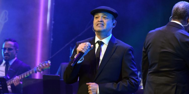 Alex Bueno enaltece el amor femenino con un innovador videoclip en salsa