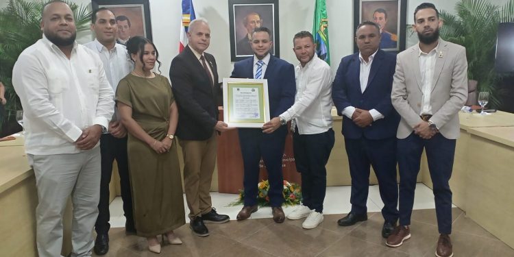 Ayuntamiento de Jarabacoa exalta a dos jóvenes que inspiran con superación y emprendimiento