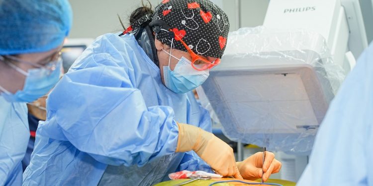 Trece corazones vuelven a latir con esperanza tras jornada médica solidaria en el país