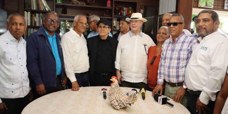 Hipólito Mejía respalda reclamos del sector agropecuario y ofrece canalizarlos ante el Gobierno