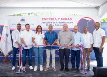 Energía y Minas entrega obras que llevan servicio eléctrico seguro a 179 hogares de Sánchez y Arroyo Barril