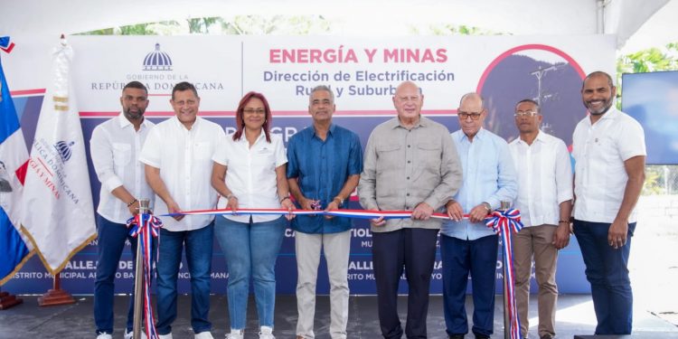 Energía y Minas entrega obras que llevan servicio eléctrico seguro a 179 hogares de Sánchez y Arroyo Barril