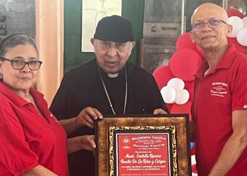 Mons. De la Rosa es homenajeado por su apoyo pastoral en expansión nacional de Renacer Familiar