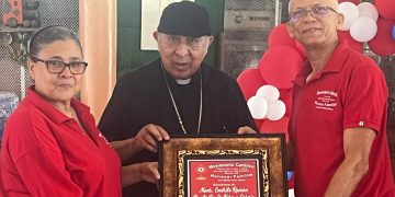 Mons. De la Rosa es homenajeado por su apoyo pastoral en expansión nacional de Renacer Familiar