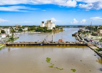 Autoridades anuncian cierre momentáneo del Puente Flotante por maniobra marítima en el Ozama