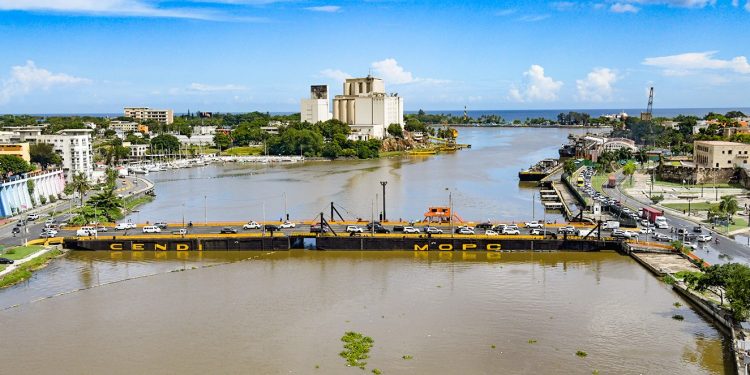 Autoridades anuncian cierre momentáneo del Puente Flotante por maniobra marítima en el Ozama
