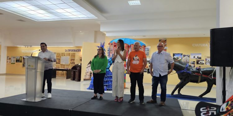 Puro Carnaval reconoce la creatividad artesanal en el Quinto Concurso de Caretas en Santiago