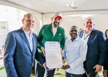Santiago rinde homenaje a Juan Luis Guerra con distinción de Visitante Distinguido