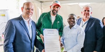 Santiago rinde homenaje a Juan Luis Guerra con distinción de Visitante Distinguido