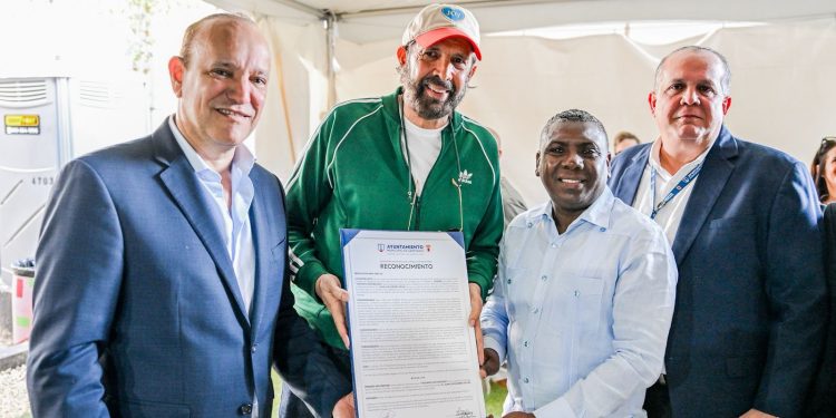Santiago rinde homenaje a Juan Luis Guerra con distinción de Visitante Distinguido