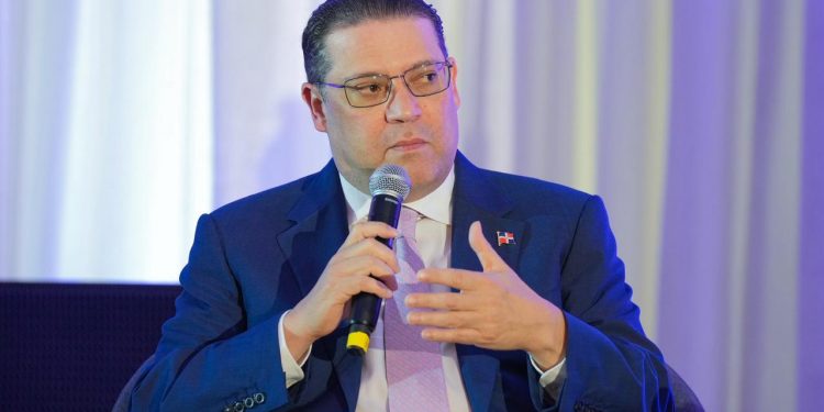 Yayo Sanz Lovatón expone en foro internacional cómo la inversión impulsa empleo y desarrollo inclusivo en República Dominicana