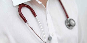 Casi 2 millones de personas que dependen de la cobertura médica pública de NY enfrentan futuro incierto   
