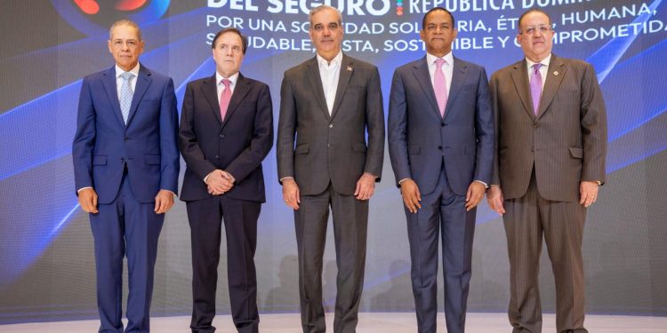 Abinader apuesta por fortalecer el sector asegurador como pilar del desarrollo económico