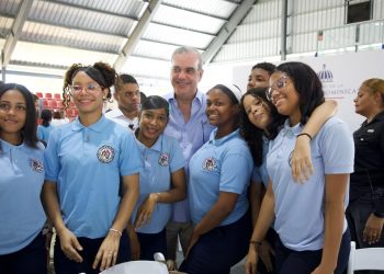 Abinader escucha a estudiantes de Santo Domingo Este y destaca políticas educativas para la juventud