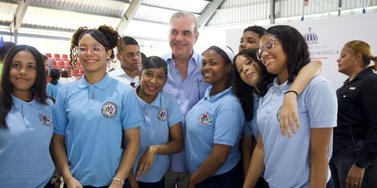 Abinader escucha a estudiantes de Santo Domingo Este y destaca políticas educativas para la juventud
