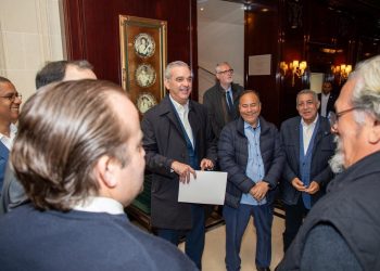 Abinader inicia agenda oficial en París con reunión clave junto a Macron y participación en foro anticorrupción