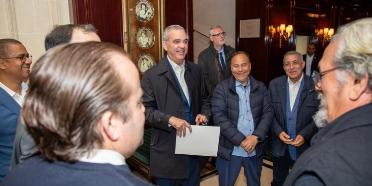 Abinader inicia agenda oficial en París con reunión clave junto a Macron y participación en foro anticorrupción