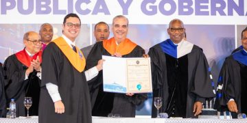Abinader lidera graduación histórica y amplía formación de servidores públicos