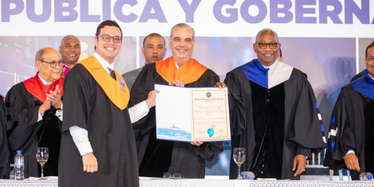 Abinader lidera graduación histórica y amplía formación de servidores públicos