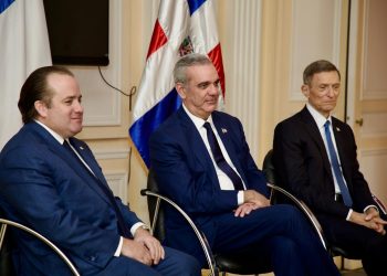 Abinader reafirma apoyo a la diáspora durante encuentro con dominicanos en París
