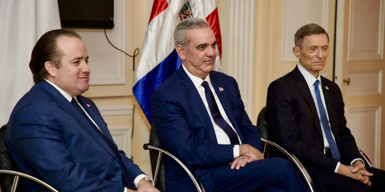 Abinader reafirma apoyo a la diáspora durante encuentro con dominicanos en París