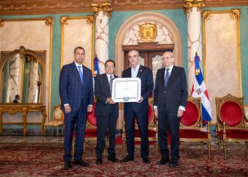 Abinader rinde homenaje póstumo a Orlando Martínez con alta condecoración nacional