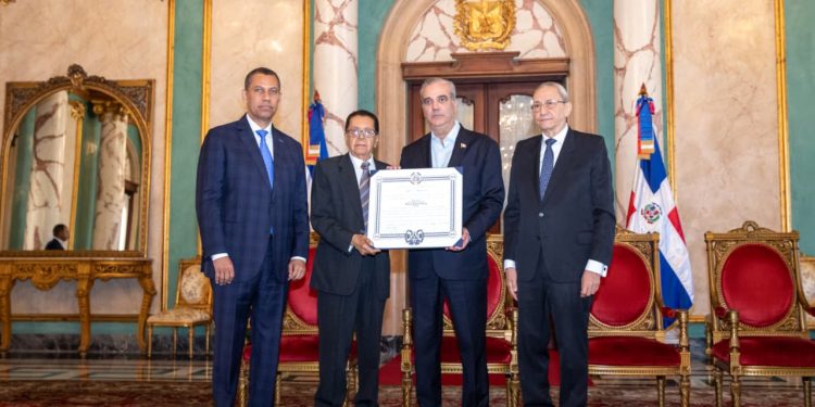 Abinader rinde homenaje póstumo a Orlando Martínez con alta condecoración nacional