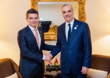 Abinader y presidente de Bolivia impulsan cooperación bilateral en reunión durante cumbre regional