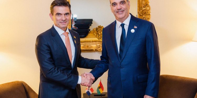 Abinader y presidente de Bolivia impulsan cooperación bilateral en reunión durante cumbre regional