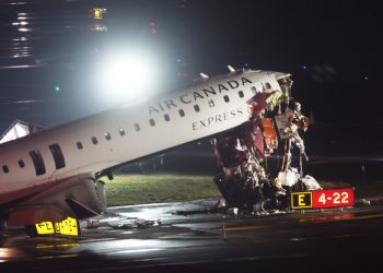 Mueren piloto y copiloto tras colisión entre avión de Air Canada y camión de bomberos en LaGuardia