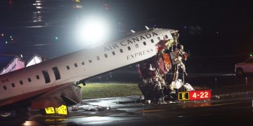 Mueren piloto y copiloto tras colisión entre avión de Air Canada y camión de bomberos en LaGuardia