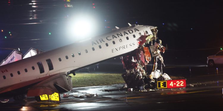 Mueren piloto y copiloto tras colisión entre avión de Air Canada y camión de bomberos en LaGuardia