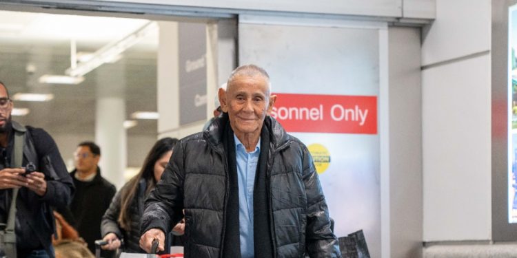Arajet hace realidad sueño de viajar por primera vez a un dominicano de 95 años
