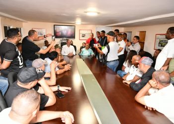 Autoridades y transportistas refuerzan coordinación para prevenir accidentes en Semana Santa en Santiago