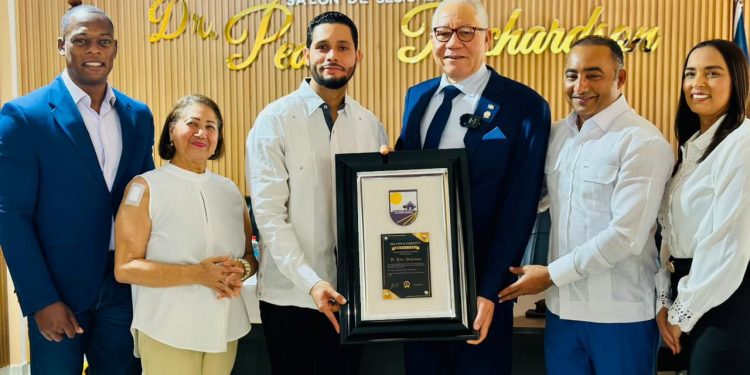 Ayuntamiento de La Otra Banda reconoce legado de Pedro Richardson con histórico homenaje