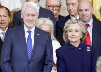 Clinton declara que Trump hablaba de “grandes momentos” con Epstein en 2002