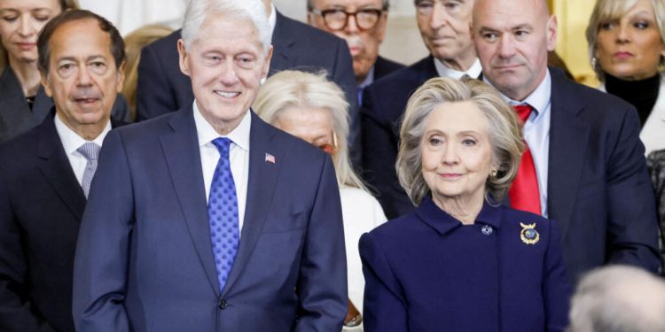 Clinton declara que Trump hablaba de “grandes momentos” con Epstein en 2002
