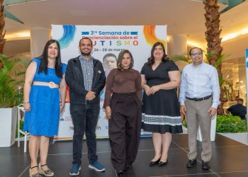 Especialistas del CAID fortalecen orientación familiar en jornada sobre autismo en Santo Domingo