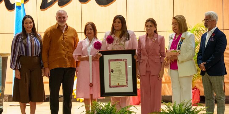 Carolina Mejía reúne a mujeres líderes de todo el país en acto por el 8 de marzo