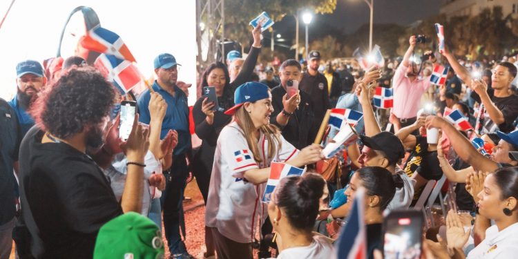 Carolina convierte la Plaza Santo Domingo en “Estadio Malecón” durante el Clásico Mundial