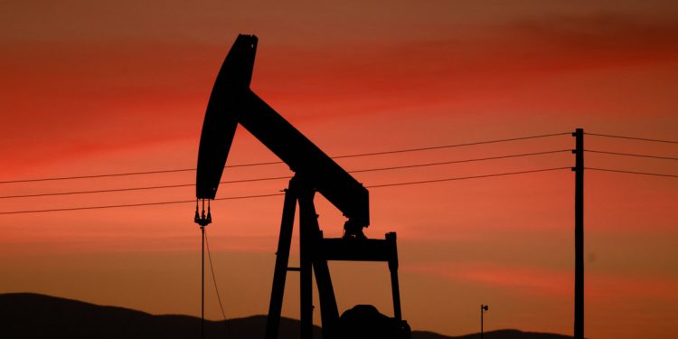 Tensión en Medio Oriente impulsa el petróleo a su nivel más alto en casi dos años