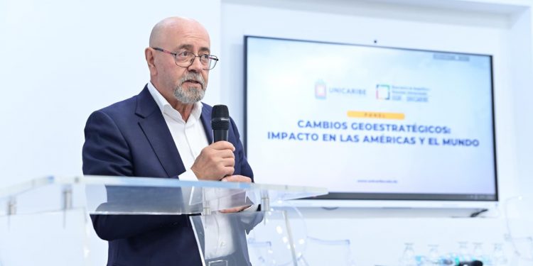 UNICARIBE impulsa debate sobre nuevos escenarios geopolíticos y su impacto en América Latina