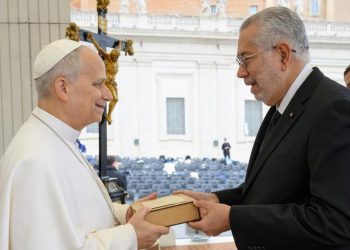 Embajador de la Orden de Malta entrega al Papa León XIV símbolo histórico de la fe dominicana