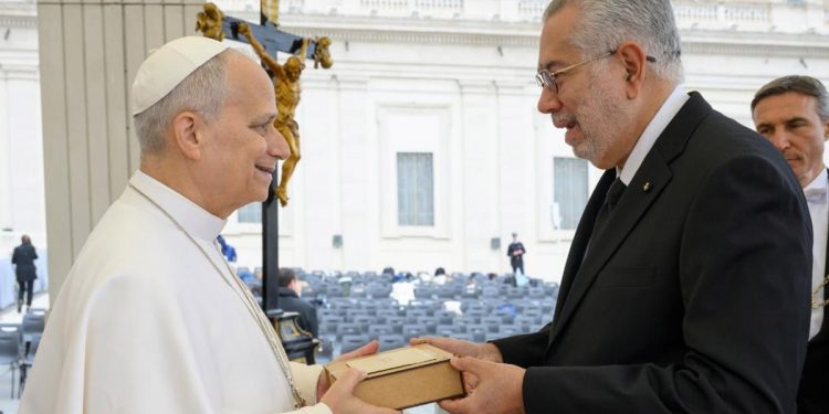 Embajador de la Orden de Malta entrega al Papa León XIV símbolo histórico de la fe dominicana