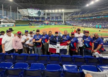Familia Guzmán Marcelino comparte con amigos en el Clásico Mundial de Béisbol